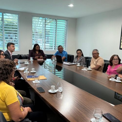 Prefeita Nilda se reúne com representantes do transporte escolar privado de Parnamirim