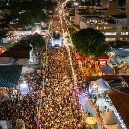Carnaval do Povo 2026 arrasta multidão na Avenida Márcio Marinho