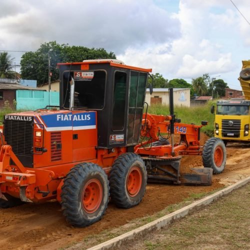 Prefeitura realiza manutenção e nivelamento na rua Luiz Antônio, no Parque Industrial