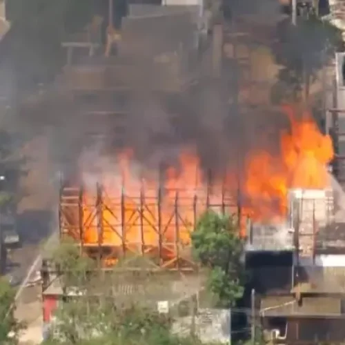 Incêndio atinge estúdio da Globo no Rio; emissora diz que não havia gravação no local.