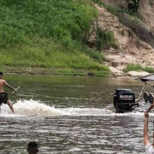 Italo Ferreira surfa com tampa de geladeira na Floresta Amazônica; veja vídeo
