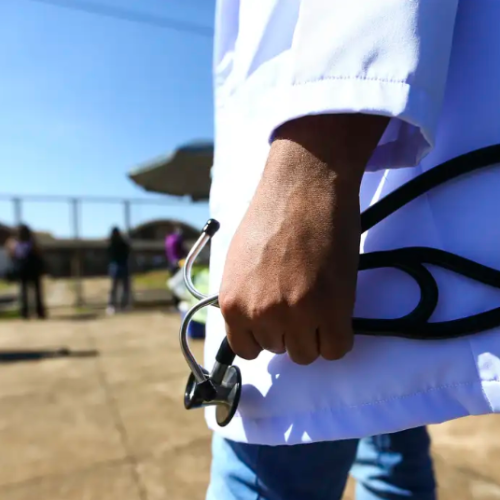 MEC pune mais de 50 cursos de medicina por desempenho insuficiente