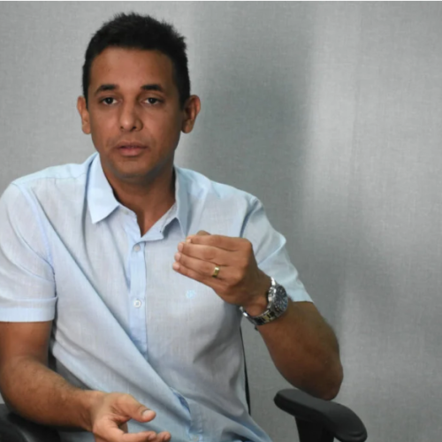 Allyson lê carta-renúncia e transmite cargo ao vice em Mossoró