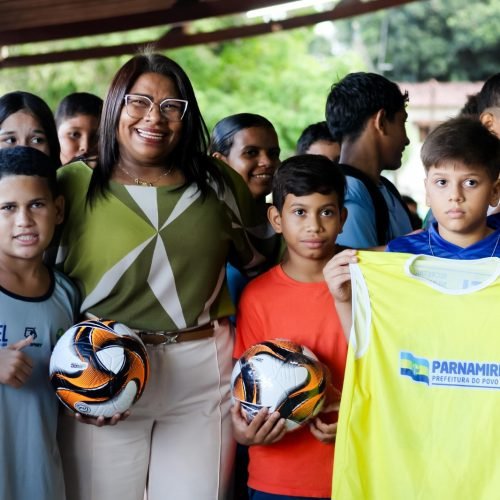 Escola Municipal de Esporte – Prefeitura realiza entrega do material para alunos