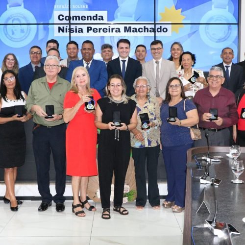 Profissionais da educação recebem Comenda Nísia Pereira Machado