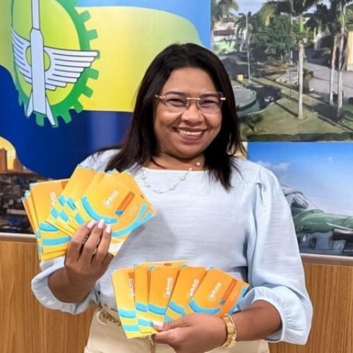 Parnamirim inicia entrega de cartões para compra de material escolar a mais de 24 mil alunos