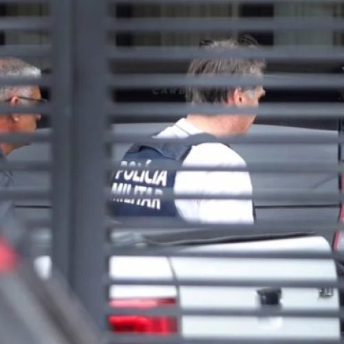 Após alta hospitalar, Bolsonaro coloca tornozeleira eletrônica e inicia prisão domiciliar por 90 dias