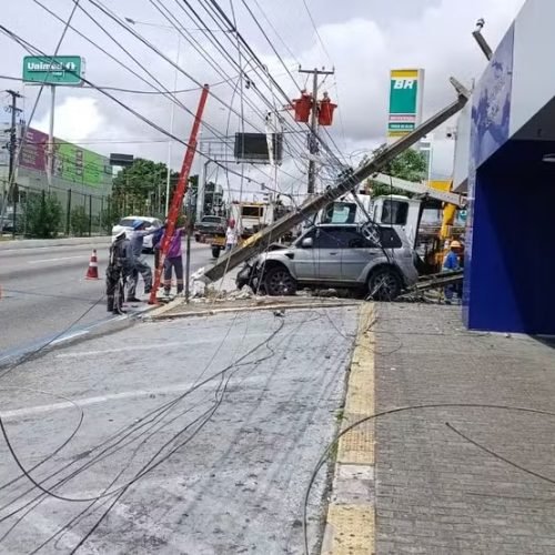 Carro bate e derruba postes na avenida Salgado Filho, Zona Sul de Natal