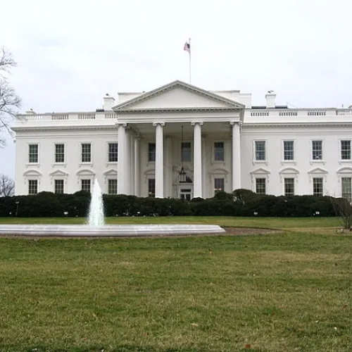 Casa Branca entra em lockdown após tiroteio nas proximidades, diz imprensa americana