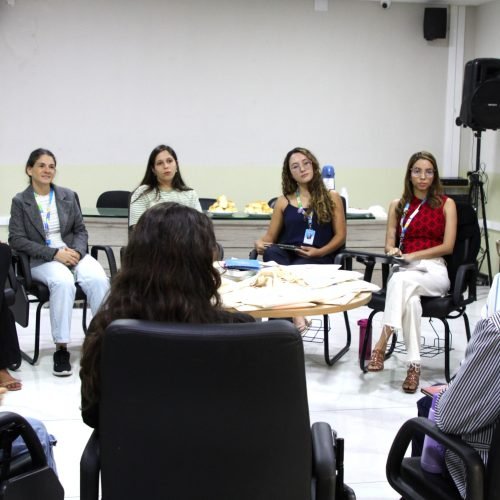 Clube do Livro reúne participantes para manhã de leitura e troca de experiências na Câmara de Parnamirim