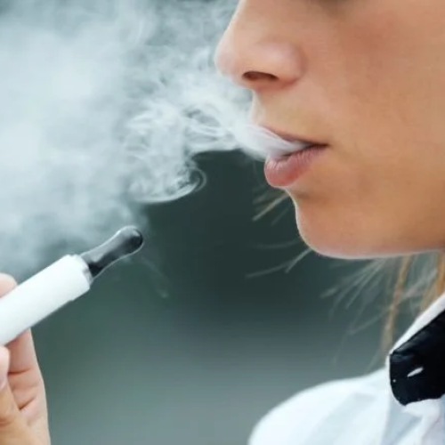 Uso de cigarros eletrônicos cresce entre adolescentes e já atinge 30% dos estudantes no Brasil