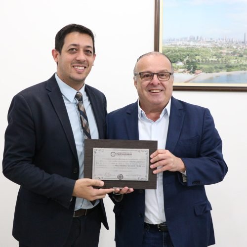 Paulinho Freire recebe título de Cidadão Parnamirinense