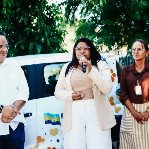 Prefeitura entrega novo veículo ao Centro de Zoonoses de Parnamirim